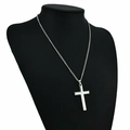 Klassieke zilveren kruis hanger ketting met gepolijste afwerking op zwart display - Zilver