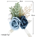 Handgefertigte blaue Rosen-Ansteckblume mit weißen Perlen und Goldakzenten, 8x10cm - Nebelblaues Handgelenk-Corsage