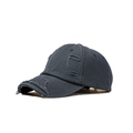 Gorra de béisbol gris oscuro desgastada con agujeros rotos y textura de algodón retro - Gris