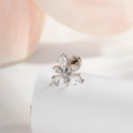 Elegante zilveren sneeuwvlok oorknopjes met zirkonia pavé op een witte displaystand - Witte Sneeuwvlok (Enkel Stuk) / Zilver