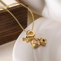 Collier de voyage doré avec pendentifs avion et valise sur bois et tissu - Style Avion Coeur Valise (24706)