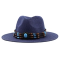 Détail d'un chapeau de paille bleu avec bande de perles ethniques et pierre turquoise - Bleu marine