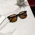 Gafas de sol cuadradas negras con lentes ámbar y detalles de remaches metálicos de moda - Montura Negra Lentes de Té