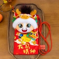 Pluchen mascottezakje met geborduurde feestelijke Chinese karakters voor het jaar van het paard. - 20cm / Rode Envelop Schoudertas / Bruin