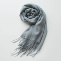 Sciarpa grigio chiaro con trama di bambù, eleganti frange e tessuto in lino traspirante - Grigio chiaro