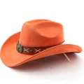 Détail d'un chapeau de cowboy en daim orange avec boucle tête de taureau et bande tressée - M (56-58cm) / Orange