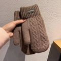 Dettaglio di muffole marroni in maglia da uomo con motivo a trecce e polsini a coste - Taglia unica / Kaki