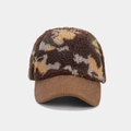 Détail de casquette peluche camouflage d'hiver avec cache-oreilles et bord velours - Réglable / Camouflage Brun et Jaune