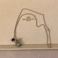 Detailansicht der langen Boho-Halskette mit grauem Naturstein-Anhänger und silbernen Perlen - 9# Halskette - Silber - Gemusterter Stein