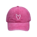 Détail de la broderie cœur blanc sur le coton délavé de la casquette de baseball rose - Rose Rouge