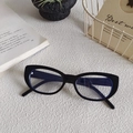 Montatura occhiali cat-eye nera classica con lenti anti-luce blu su superficie bianca - Nero Piatto 13 (Nero Lucido Occhio di Gatto)