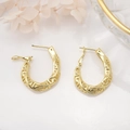 Detalle macro de pendientes de aro dorados 18k con diseño de greca calada - Estilo Ovalado de Greca Hueca (ZYN-DME178G)