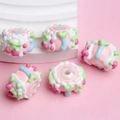 Primer plano de cuentas de resina de colores con motivos de crema y frutas para joyas - Perla Blanca Crema Rosa Cereza