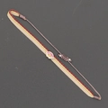 Dettaglio del bracciale etnico intrecciato a mano con labbra d'oro e gemme rosa - Strisce Beige Rosso Oro-Ciondolo Labbra