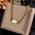 Collar de cadena gruesa dorada con etiqueta rectangular sobre joyero de terciopelo beige - Etiqueta Rectangular en Blanco (N935)