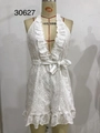 Witte halter romper met diepe V-hals en verfijnd opengewerkt bloemenborduurwerk - S / Wit