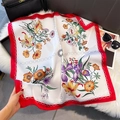 Dettaglio di un foulard quadrato in finta seta leggera con stampe floreali e bordi rossi - Bordo Rosso (Catena Floreale)