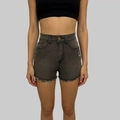 Detalle de los pantalones cortos vaqueros grises de tiro alto con dobladillo deshilachado - S / Gris