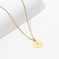 Detailaufnahme des 18k vergoldeten Buchstaben-A-Anhängers an einer Perlenhalskette - Gold A