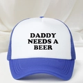 Dettaglio della stampa Daddy Needs A Beer sul cappellino trucker a rete blu e bianco - Taglia unica / Blu Reale