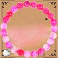 Vue macro du bracelet en pierres naturelles roses avec breloque cœur sur carte - Bracelet en Agate à Rayures Rose Rouge