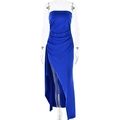 Detailansicht eines eleganten schulterfreien blauen Abendkleids mit Falten und Beinschlitz - S / Dunkelblau