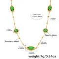 Dettaglio della collana in acciaio dorato con pietre in vetro ceco verdi marquise e tonde - Pietra di Vetro Verde Dorata (TXP285)