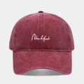 Dettaglio cappellino bordeaux in cotone lavato con ricamo New York bianco - Borgogna