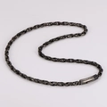 Nahaufnahme der Vintage-Kordelkette mit zylindrischem Steckverschluss-Detail - Stil 2