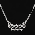Collar plateado de acero inoxidable con número de ángel 222 y alas de mariposa - 222 / Color Acero