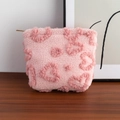 Detalle del neceser de felpa rosa con diseño de corazón y cremallera dorada - Rosa / 17.5*5*13cm