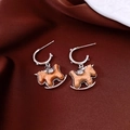 Dettaglio di orecchini a cavallo a dondolo in legno con finiture in metallo argento - Ago d'Argento-Argento-Cavallo a Dondolo