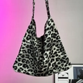 Dettaglio della grande borsa tote in tela leopardata con tracolla e texture chic - Stampa leopardata