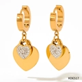 Détail de boucles d'oreilles cœur doré avec finition polie et zircons étincelants - Boucles d'Oreilles Créoles Double Cœur Pavées de Zircone (KDE517)