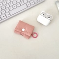 Dettaglio custodia AirPods Pro in tessuto trapuntato rosa cipria con gancio ad anello - Rosa