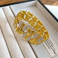 Détail de bracelet élastique doré avec feuilles en émail et strass sur plateau à bijoux - Or-Blanc