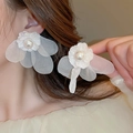 Primo piano dettagliato di orecchini a fiore in chiffon bianco con perle luminose - Orecchino a Cuore in Perla con Petali di Gara Bianca (45#) / Bianco