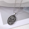 Retro punk drakenhanger met kralenketting op elegante witte stof en grijze achtergrond - Stijl 4: Ovale Draak