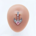 Gros plan d'un piercing nombril opale cœur rose avec ailes sur un modèle en silicone - Ailes d'Ange Cœur Rose