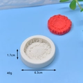 Vue macro de la texture du moule en silicone tournesol de 6,3 cm et de l'échantillon rouge - Cœur de Tournesol