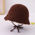 Dettaglio di cappello in maglia marrone per bambini con trama a onde e bordo crema - caffè / 50cm