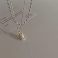 Elegante collana a doppio strato in argento con perla barocca e sfere metalliche - Rame Placcato Argento e Perla Barocca / Design a Doppio Strato a Pisello / Argento