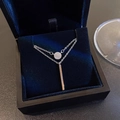 Collana a doppio strato in titanio argento con charm tondo pavé e pendente a barra - Argento - Elegante Collana a Doppio Strato