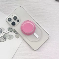 Dettaglio ravvicinato di un supporto MagSafe rosa opaco fissato sul retro del telefono - Staffa Magnetica Base Opaca / Rosa Rosso