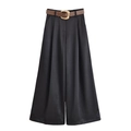 Modische schwarze Satinhose mit hoher Taille, weitem Bein und braunem Ledergürtel mit Goldschnalle - XS / Schwarz