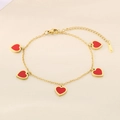 Dettaglio del bracciale placcato oro 18K con cinque ciondoli a cuore rosso e chiusura - Rosso