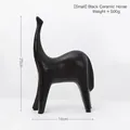 Escultura moderna minimalista de caballo en cerámica negra con una silueta elegante - Pequeño / Negro mate