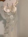 Macro-opname van schelpen oorbellen met parelmoeren schijfjes en zijden lint details - 4# Oorhaak - Regenboogkleurig Wit Schelp Kwastjes Stijl