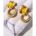 Boucles d'oreilles fleur or rétro avec gemme jaune et pétales nervurés, taille 4x2cm - Style 6-Jaune