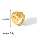 Detalle del anillo de acero inoxidable bañado en oro de 18k con 2,5 cm de alto y 8,8 g de peso - Dorado (TR4194-8-G)